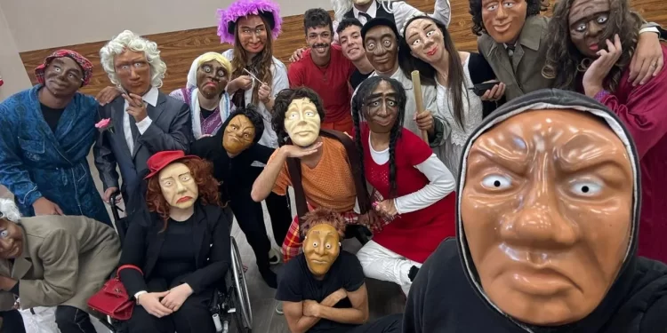 عرض بسلا مسرحية “كافي باحيم” لفرقة “أقنعة الضفتين”