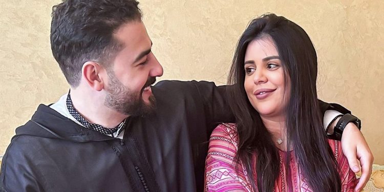 زوج فاطمة الزهراء لحرش يرد بقوة عن منتقذي علاقته بزوجته: “الله ياخد فيك لحق” (تفاصيل)