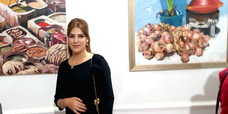 التشكيلية لبنى لمزابي ترسم معالم “وجوه وأماكن” في معرض بشفشاون