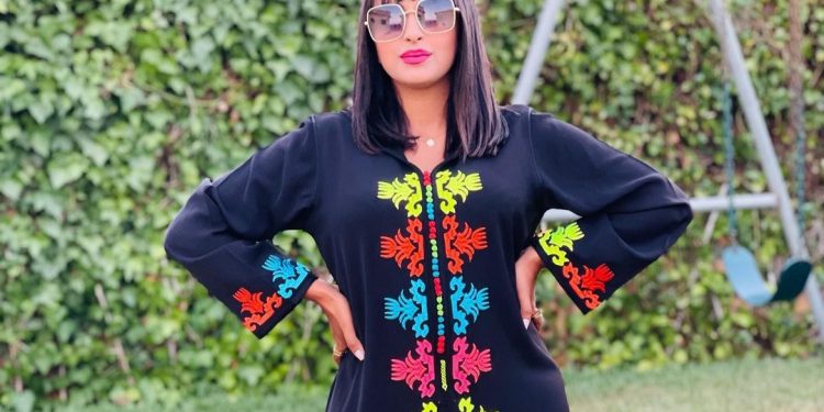 المصممة سناء شيكشوب: “لبارح دمرت بسبب والدي”