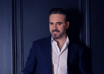 أقنع زوجته دخول الإسلام٠٠من هو هذا الفنان ؟