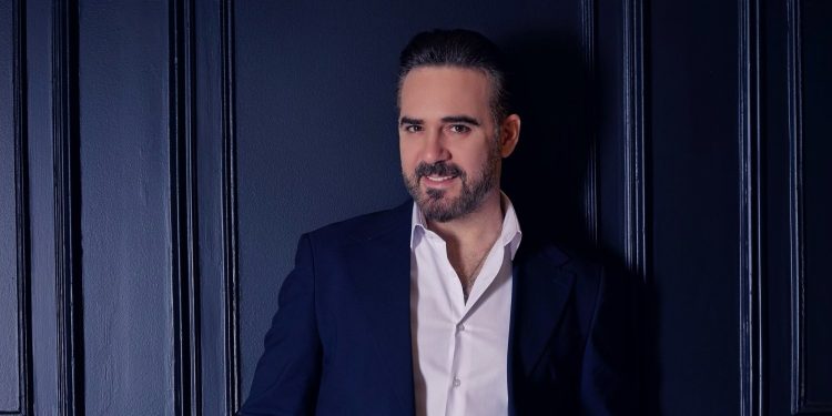 أقنع زوجته دخول الإسلام٠٠من هو هذا الفنان ؟