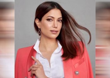 مذيعة إسرائيلية تحمل السلاح في أحد نشراتها الإخبارية (صورة)