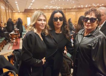 فنانة عربية تنهار خلال عزاء والدتها٠٠(صور)