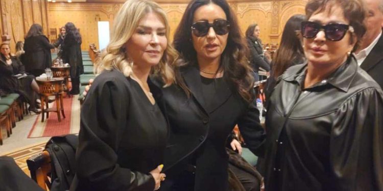 فنانة عربية تنهار خلال عزاء والدتها٠٠(صور)