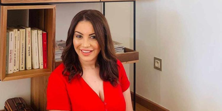 الإعلامية شهرزاد عكرود مهددة بفقدان البصر: “مشالي الشوف” (فيديو)
