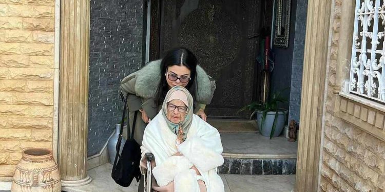 بالصور٠٠لطيفة رأفت تقضي عطلتها رفقة والدتها