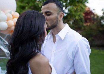مونيا لزوجها رومان سايس: “اشتقنا لك، ولكن لا نتمنى عودتك سريعا”