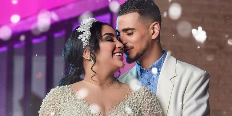 بكلمات رومانسية٠٠أميمة باعزية تحتفل بعيد زواجها (صورة)