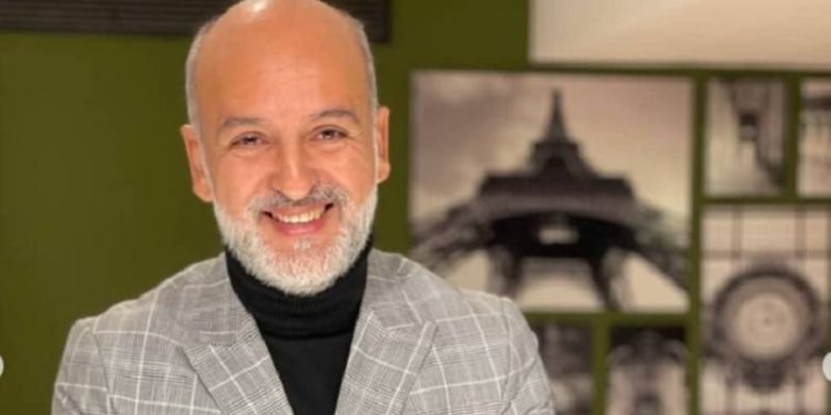 الممثل نبيل عاطف يدعم المنتخب المغربي أمام نظيره الكونغو الديمقراطية: “الله يكون فلعوان”
