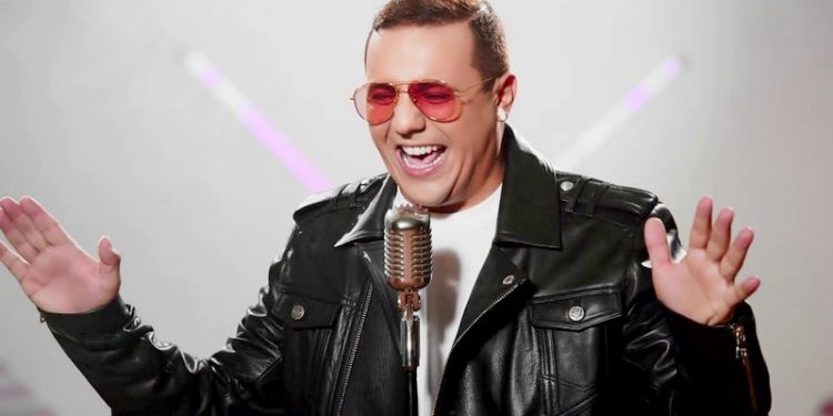 فوضيل يغني للملك محمد السادس في آخر أعماله (فيديو)