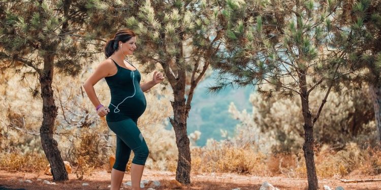 فوائد وأضرار رياضة المشي للحامل٠٠هل يسبب الإجهاض ؟