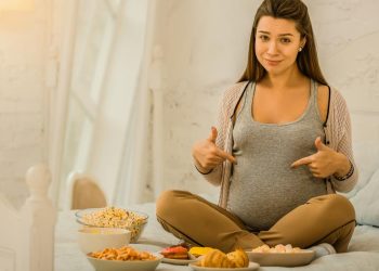 أطعمة من الضروري تركها خلال فترة الحمل (تفاصيل)