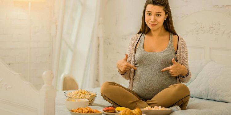 أطعمة من الضروري تركها خلال فترة الحمل (تفاصيل)