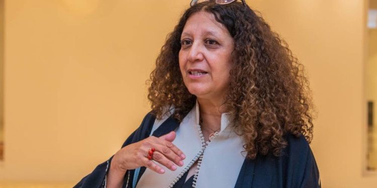 “سي إن إن” تحتفي بالفنانة المغربية أمينة أكزناي