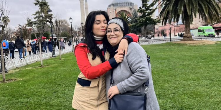 من تركيا٠٠فرح الفاسي تحن إلى والدتها المتوفية وهذه رسالتها لها (صورة)