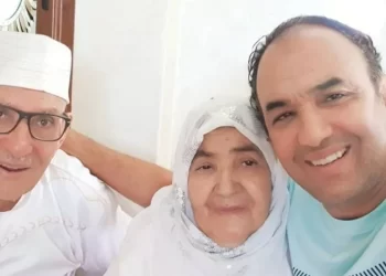 الفنان رشيد الوالي٠٠يعبر عن حبه لوالدته من خلال هذه الرسالة (صورة)