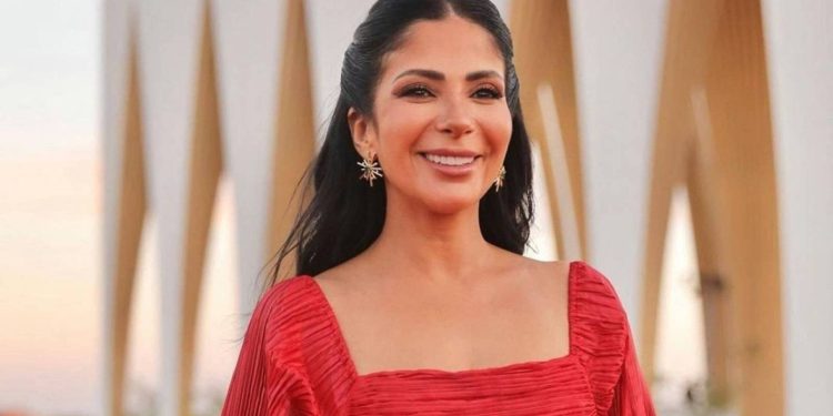منى زكي: “الخلفة بعد الـ 40 سنة صعبة أوي ومخيفة”