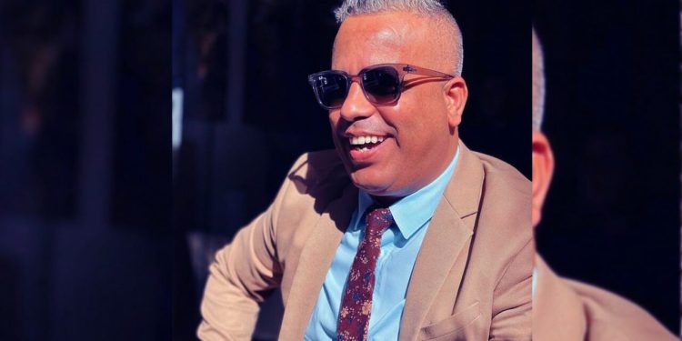 عبد الفتاح جوادي يروج لجولته الفكاهية الجديدة “لا توريفين”