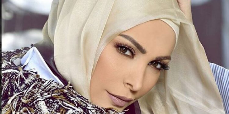 هل فعلا الفنانة المعتزلة أمل حجازي خلعت حجابها ؟