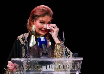 يسرا تتسلم بتأثر جائزة فخرية