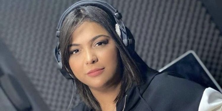 بالدموع..الفنانة شيماء عبد العزيز في أول تعليق لها بعد وفاة والدتها