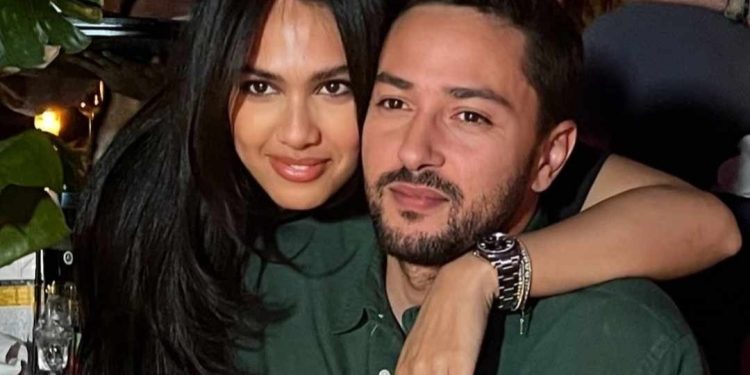منال بنشليخة تعايد زوجها بهذه المناسبة (صورة)