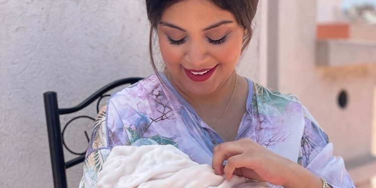 بطلة مسلسل “بين لقصور” تشارك عقيقة ابنتها رفقة جمهورها (صور)