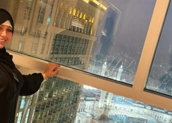 بالحجاب..فاطمة الزهراء طراكس تؤدي مناسك العمرة