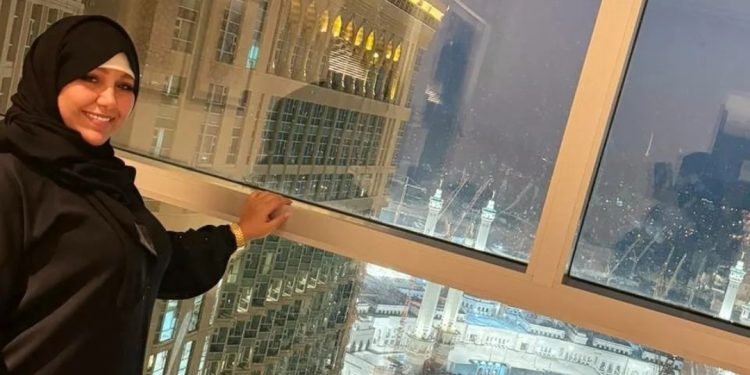 بالحجاب..فاطمة الزهراء طراكس تؤدي مناسك العمرة