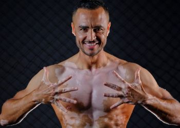 الإعلامي هشام مسرار يفاجئ متابعيه بهذه الصورة : “مكنتخيلش راسي بلا برص”