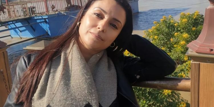 الممثلة هاجر كريكع عن والدتها: “رحيل الأم فناء لن يفهمه إلا من عاشه”