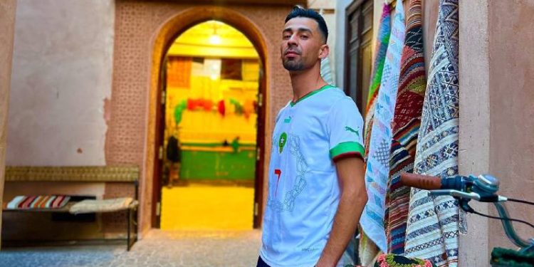 الفنان ياسين يجمع في أغنيته “ديما” بين ”الراب” و ”كناوة”