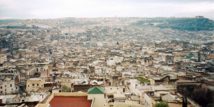 معرض للفنان عمر شنافي بفاس يسلط الضوء على جوانب متعددة للمدينة القديمة