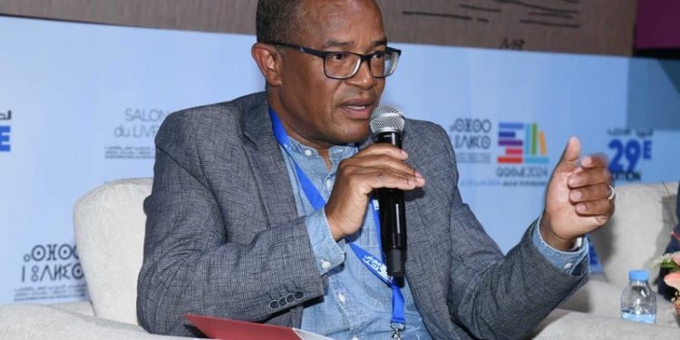 عمر بوم يقدم ويوقع إصداره الجديد ”الرقاص الأخير”