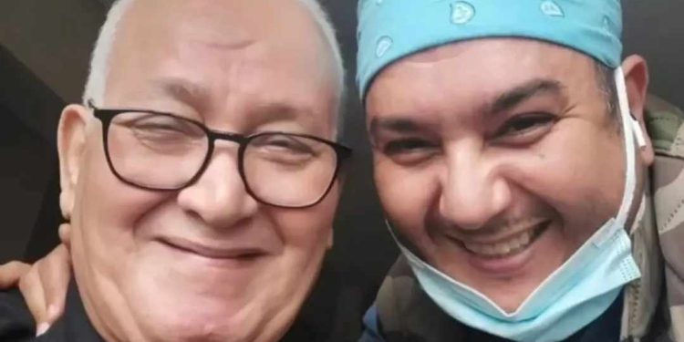 بكلمات حزينة..الشاف سيمو يعترف باشتياقه إلى أبيه المتوفى (صورة)