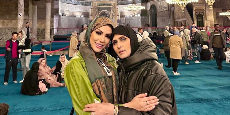 والدة الفنانة إبتسام تسكت: “بنتي طباخة ماهرة ، الله يرضي عليها “”