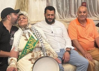 الفنان أحمد شوقي يكرم والداته بسبب حفظها للقرآن الكريم (صور)