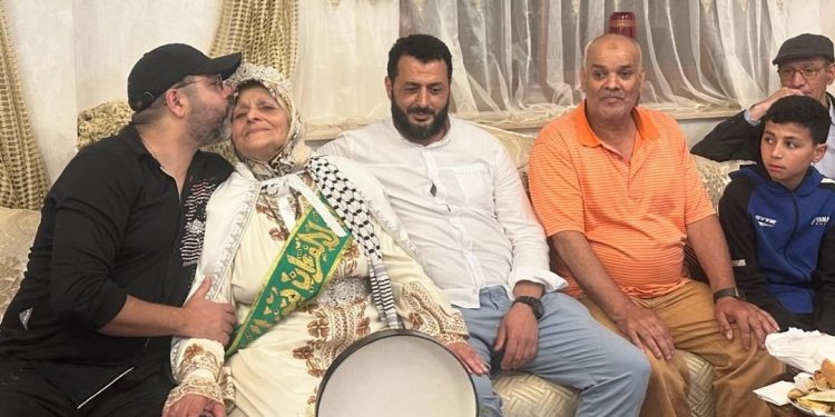 الفنان أحمد شوقي يكرم والداته بسبب حفظها للقرآن الكريم (صور)