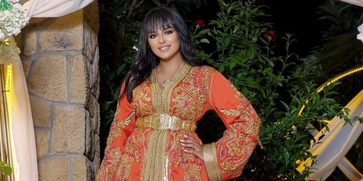مؤثرة مغربية تفاجئ متابعيها بخبر حملها..فيديو