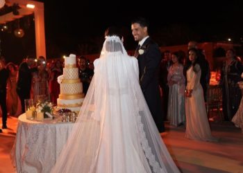 حامي عرين الأسود يشارك جمهوره بصورة له رفقة زوجته من حفل زفافه