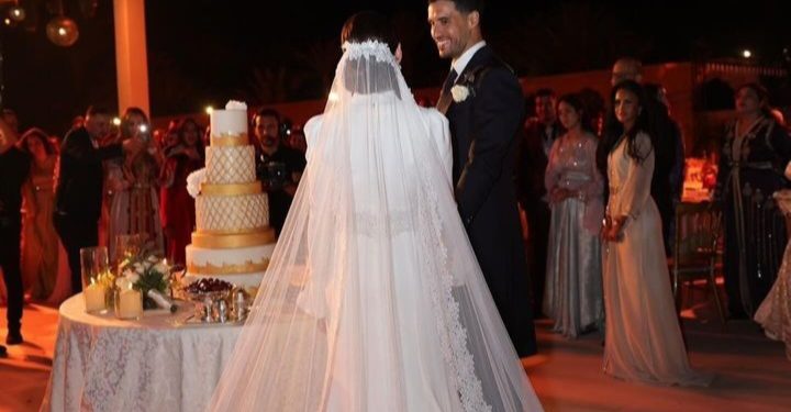حامي عرين الأسود يشارك جمهوره بصورة له رفقة زوجته من حفل زفافه