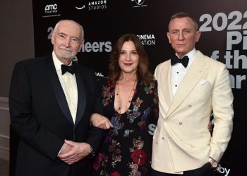 منتجا سلسلة أفلام جيمس بوند سيحصلان على جائزة أوسكار فخرية