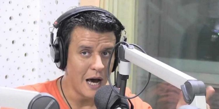 إعلامي مغربي يتعرض للحظر بسبب دفاعه عن القضية الفلسطينية..تفاصيل