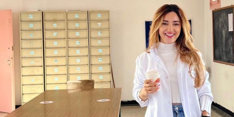 الممثلة زينب علامي ترتدي زي الأستاذة وتوجه رسالتها إلى التلاميذ المقبلين على الإمتحانات
