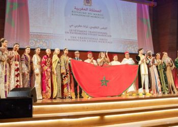 القفطان المغربي يتألق خلال عرض استثنائي بباريس