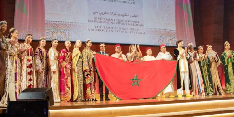 القفطان المغربي يتألق خلال عرض استثنائي بباريس