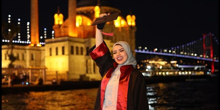 بالصور..المدونة حفصة ابحيح تحقق حلمها: “طحت ونضت على قبل هدفي”