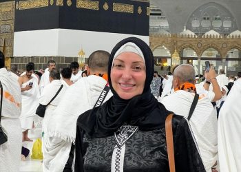 بالصور.. الممثلة نرمين الفقي تؤدي مناسك العمرة