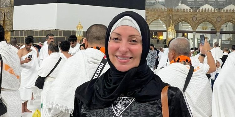 بالصور.. الممثلة نرمين الفقي تؤدي مناسك العمرة